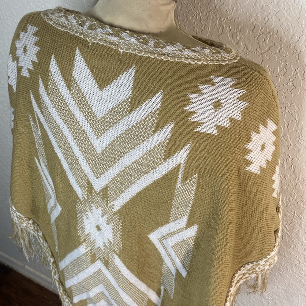 Poncho - Picture 5 of 7